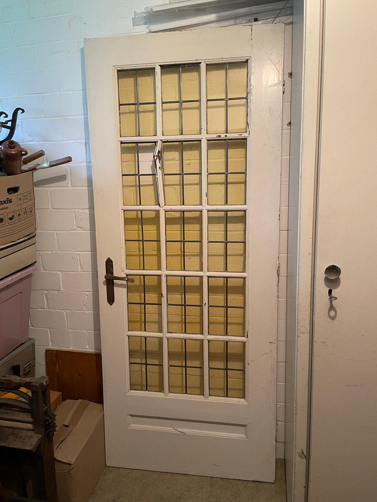 Oude binnendeur met glaspanelen en messing klink, Doe-het-zelf en Verbouw, Deuren en Horren, Ophalen, Gebruikt, 80 tot 100 cm