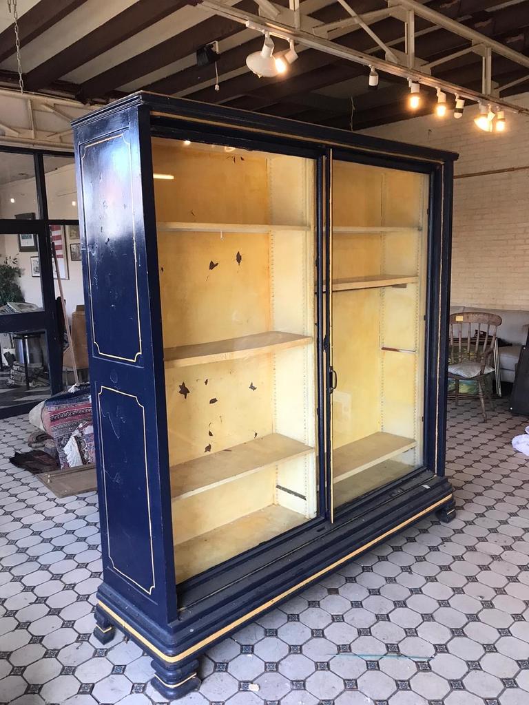 Antieke Vitrinekast met Schuifdeuren - Blauw & Goud, Huis en Inrichting, Kasten | Vitrinekasten, Ophalen of Verzenden, Zo goed als nieuw
