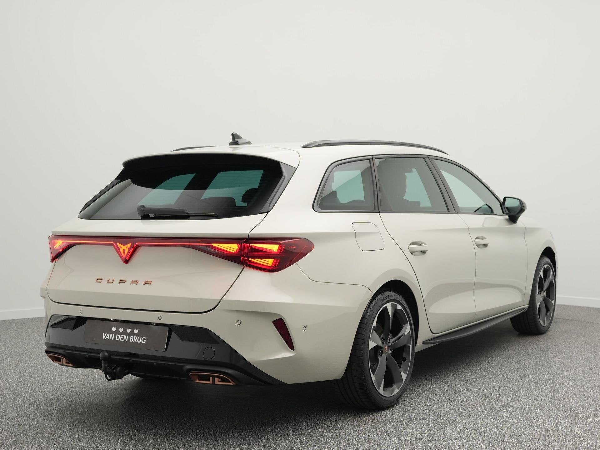 CUPRA Leon Sportstourer 1.5 TSI e-Hybrid Business 204 PK | T, Auto's, Cupra, Stof, 4 cilinders, 26 kWh, Plug-in hybride