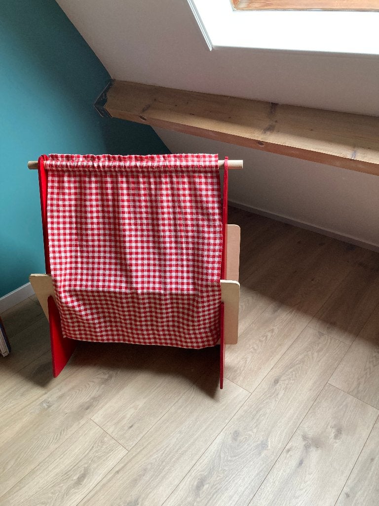 Houten poppenwiegje met gordijn en matras, Ophalen, Gebruikt, Meubelstuk of Keukentje