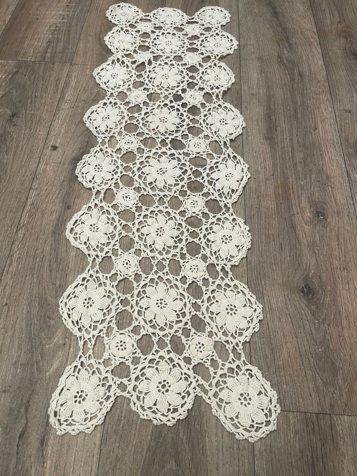 Handgemaakt gehaakte tafelkleed 28cm x 85cm tafellinnen, Ophalen of Verzenden, Zo goed als nieuw, Handgemaakt, 28 cm