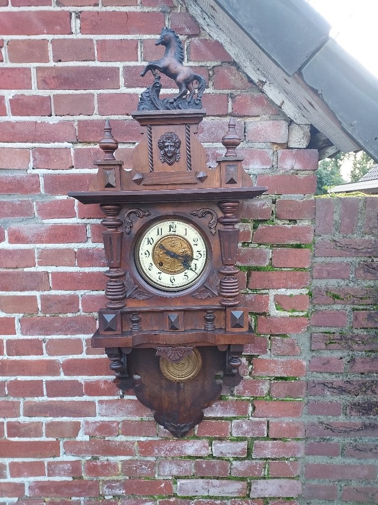 Vrijslinger regulateur in eiken kast, paard in top., Ophalen