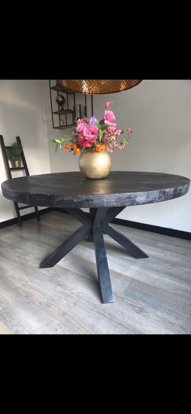 Zwarte ronde eettafel met stalen onderstel, Modern, Industrieel, Rond, Zo goed als nieuw, Vier personen
