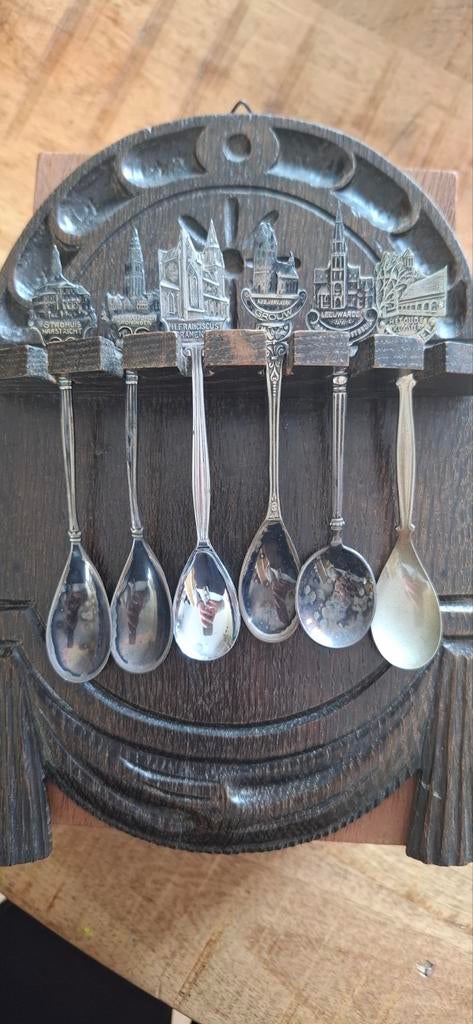 Decoratieve lepeltjes op houten rekje, Ophalen