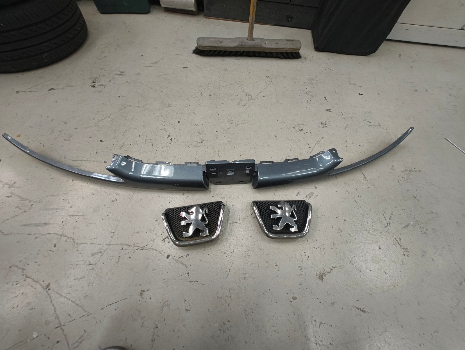 Voorbumper grill Peugeot 206 incl. 2x embleem EZW grijs, Auto-onderdelen, Ophalen, Gebruikt, Voor, Bumper