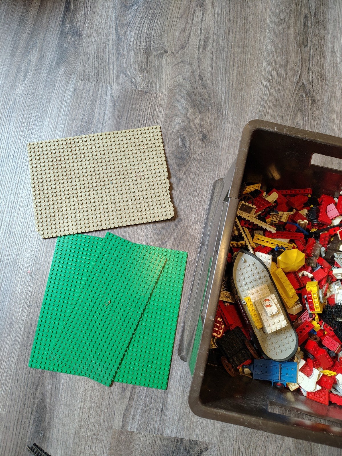 Grote bak met oude LEGO en grondplaten, Gebruikt, Inclusief extra onderdelen, Lego, Ophalen of Verzenden