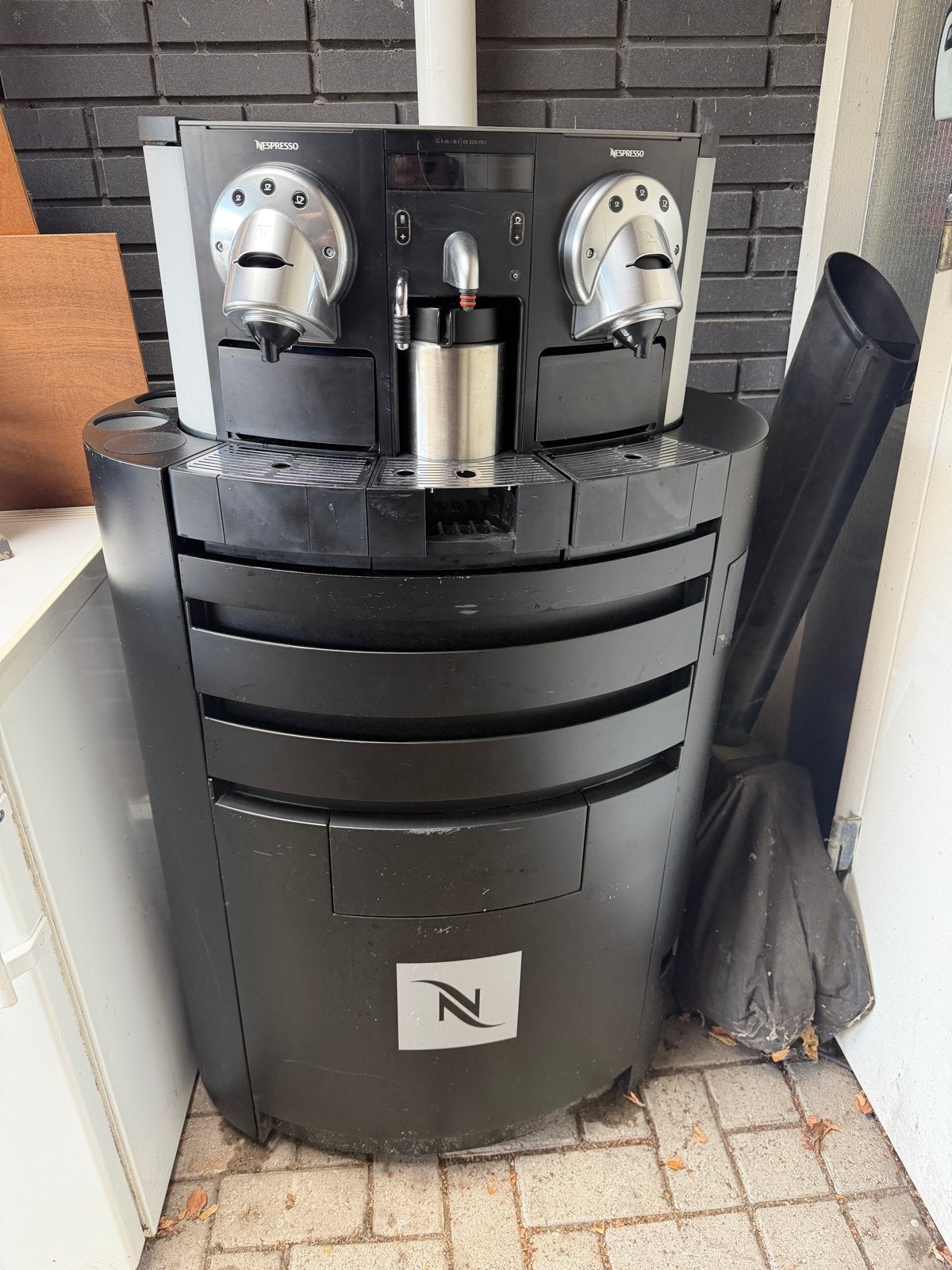 Nespresso Professional CS220 Koffiemachine met onderkast, Koffiepads en cups, Gebruikt, 10 kopjes of meer, Koffiemachine