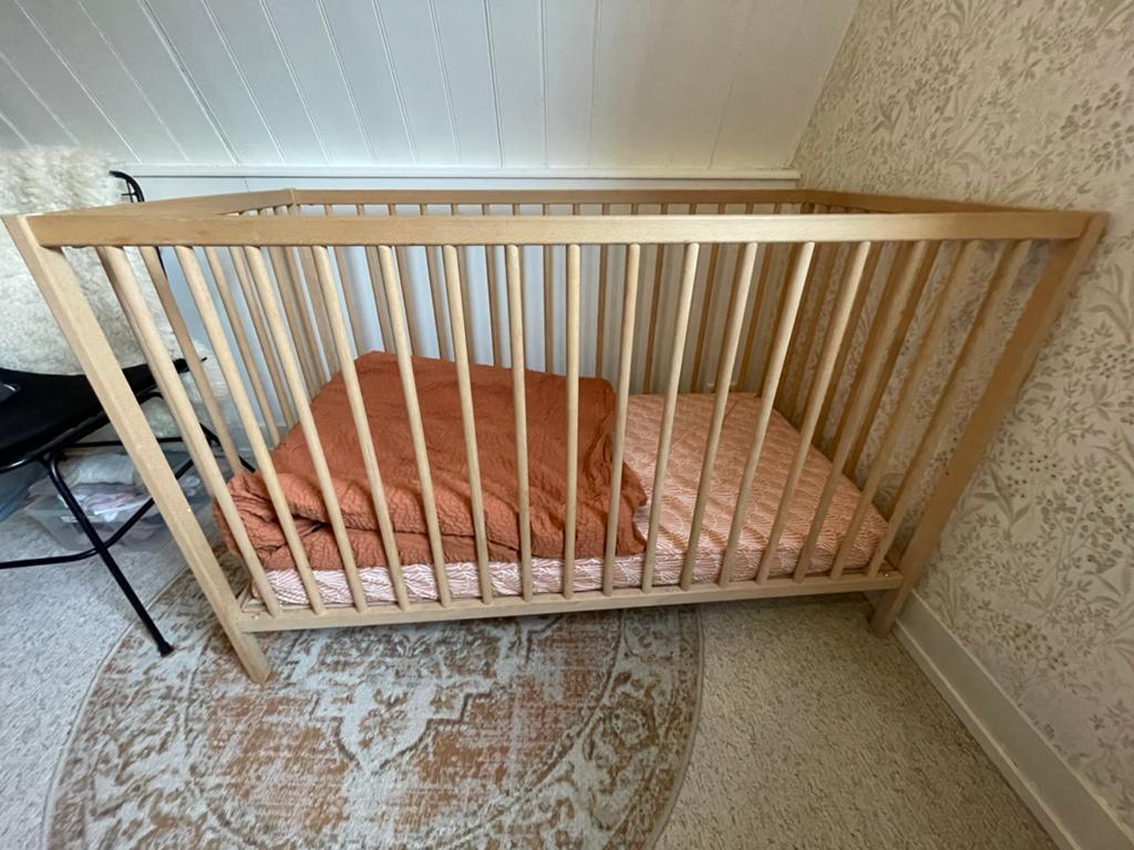 Houten ledikant met spijlen - ikea, Kinderen en Baby's, Babywiegjes en Ledikanten, Ophalen, Gebruikt, Ledikant