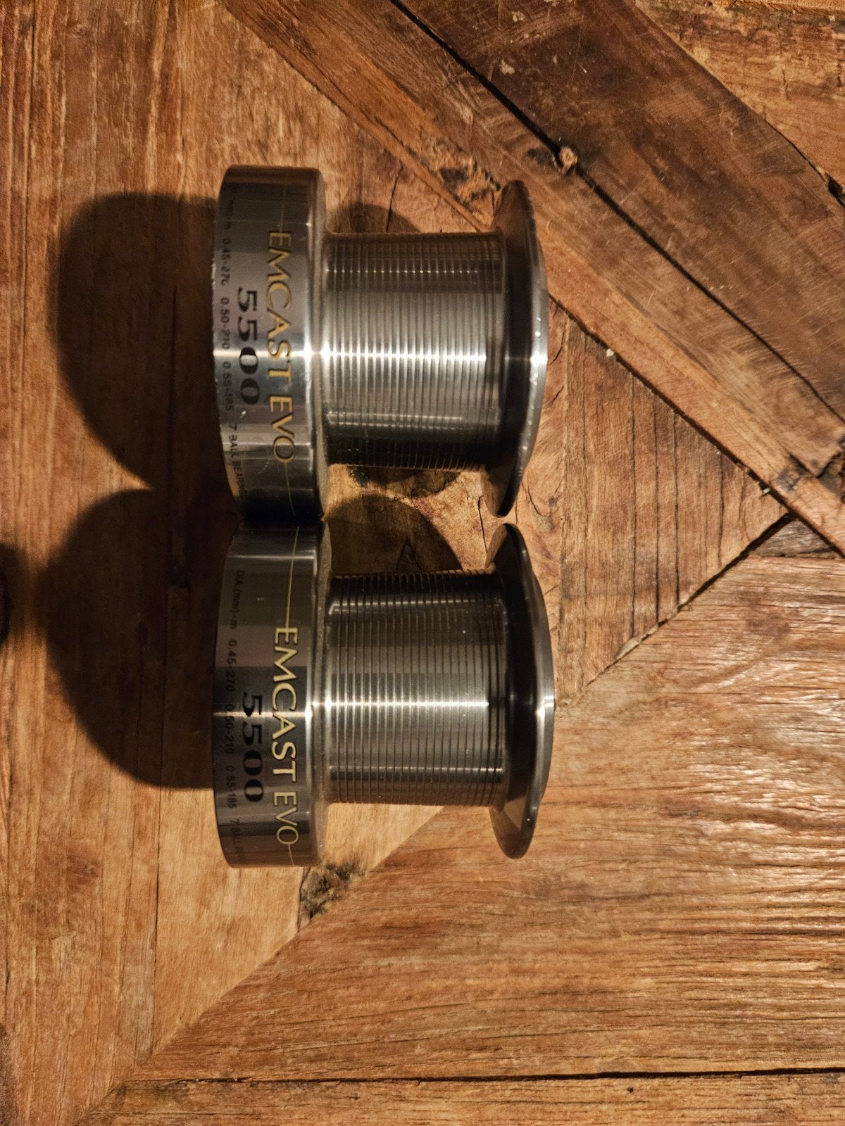 2 reserve spoelen daiwa emcast 5500, Ophalen of Verzenden, Gebruikt, Molen