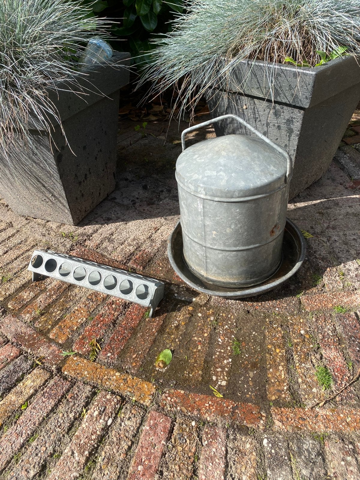 Zinken waterbak kippen en voerbakje kuikens, Ophalen of Verzenden, Zo goed als nieuw, Drinken en Voederen