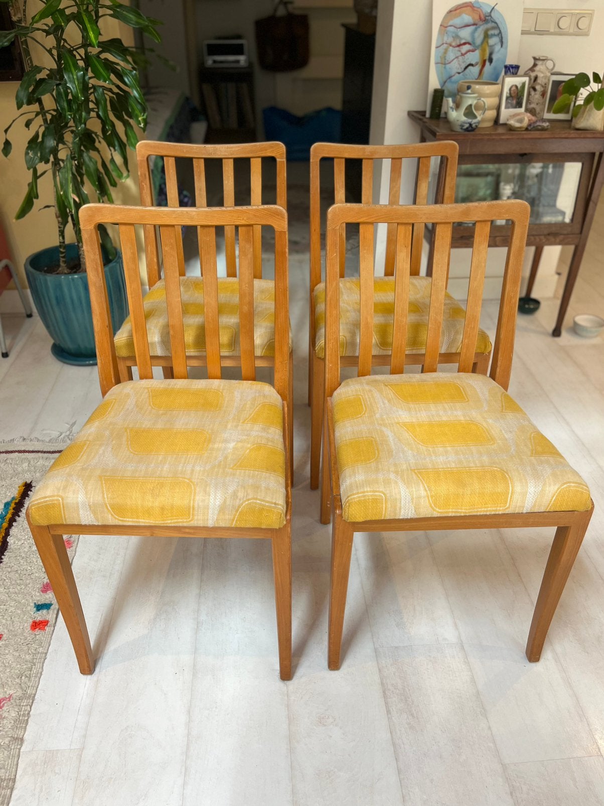 Mid century vintage Zweedse eetstoelen, Ophalen, Gebruikt, Bruin, Vintage Zweeds design antieke stof, mid century