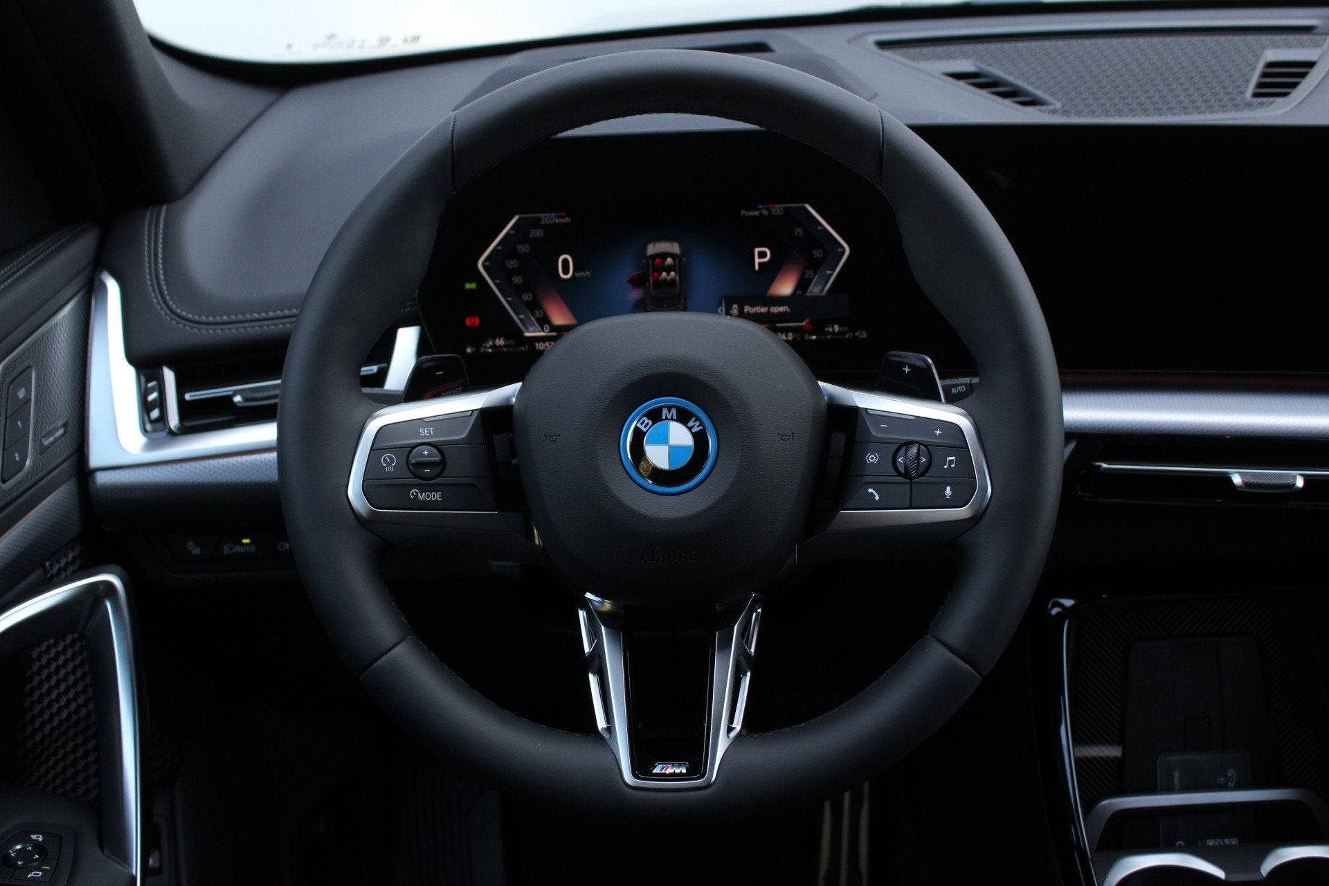 BMW X1 xDrive25e M Sport Automaat / Trekhaak / Panoramadak /, Auto's, Dealer onderhouden, Zwart, Stoelverwarming, Leder