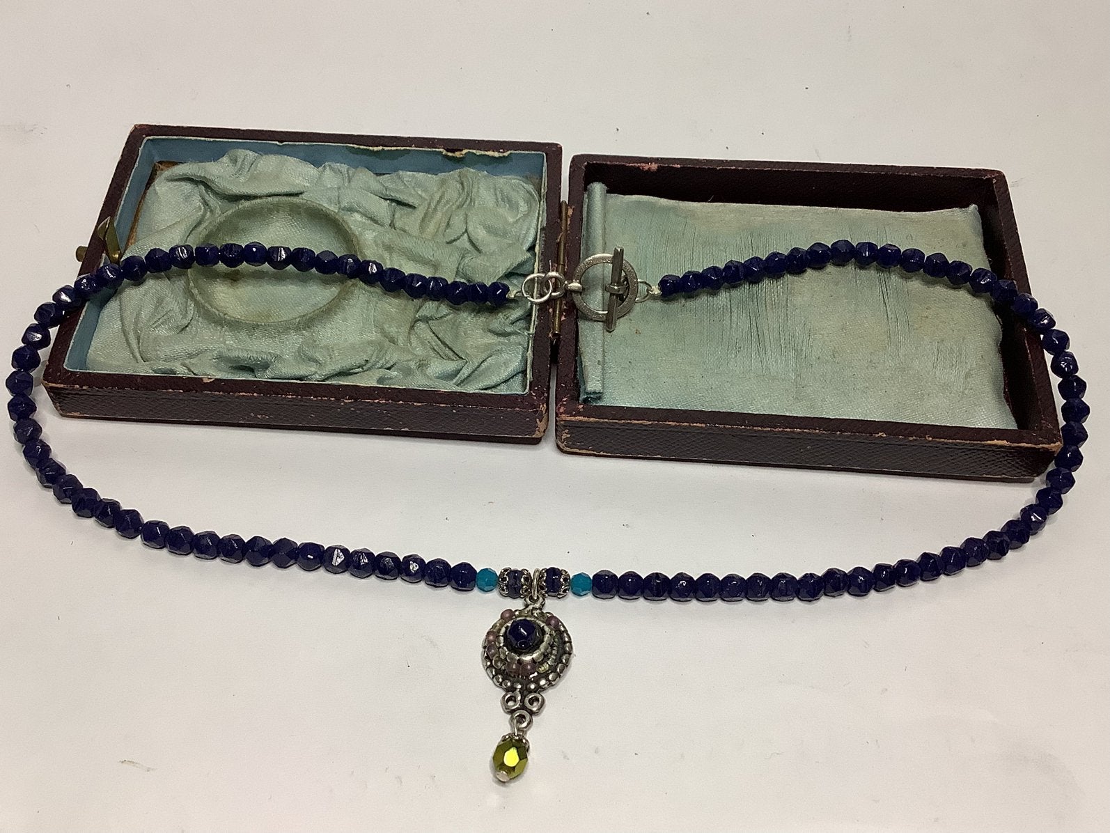 VINTAGE KETTING MET BLAUWE STEENTJES EN HANGER MET STEENTJES, Verzenden, Ketting