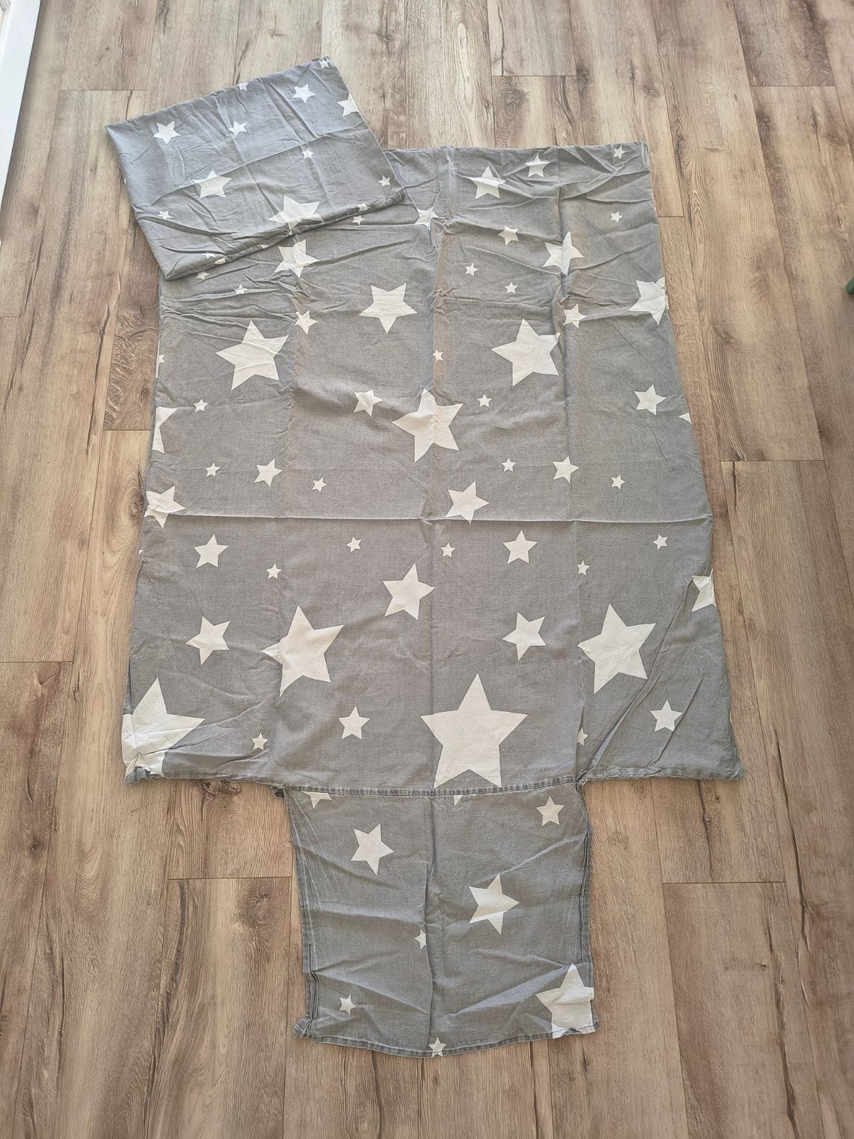 Prachtig peuter dekbedovertrek grijs met witte sterren bed., Kinderen en Baby's, Overige merken, Jongetje of Meisje, Onb, Ophalen of Verzenden