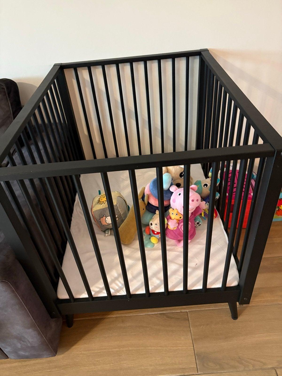 Zwart houten ledikant met spijlen, Ophalen, Zo goed als nieuw, Ledikant