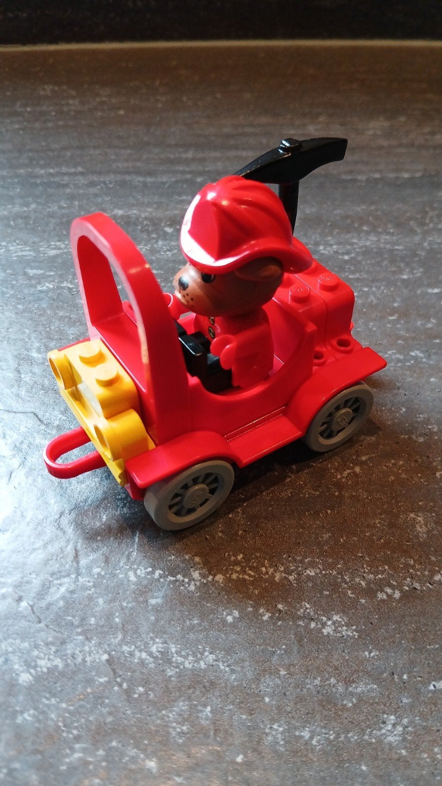 Vintage Lego Duplo brandweerauto met brandweerman beer, Ophalen of Verzenden, Gebruikt