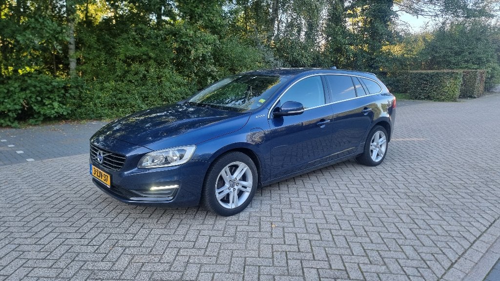 Volvo V60 2.4 D6 AWD Plug-In Hybrid Momentum Bj 2015 .NAP, Auto's, Automaat, 1849 kg, 1800 kg, Bluetooth