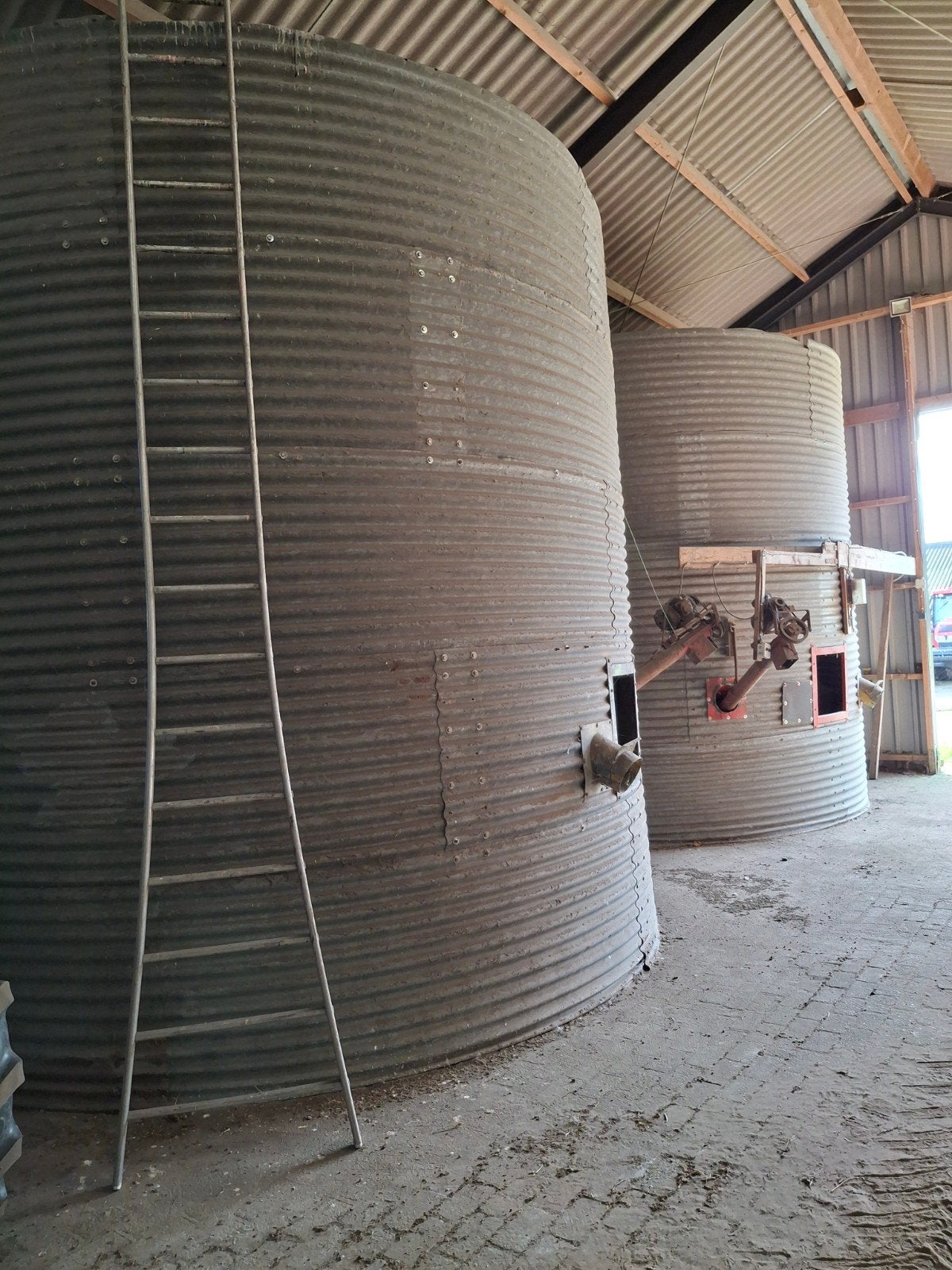 2x 50-tons graansilo's met afvoersysteem en ventilatie, Ophalen of Verzenden