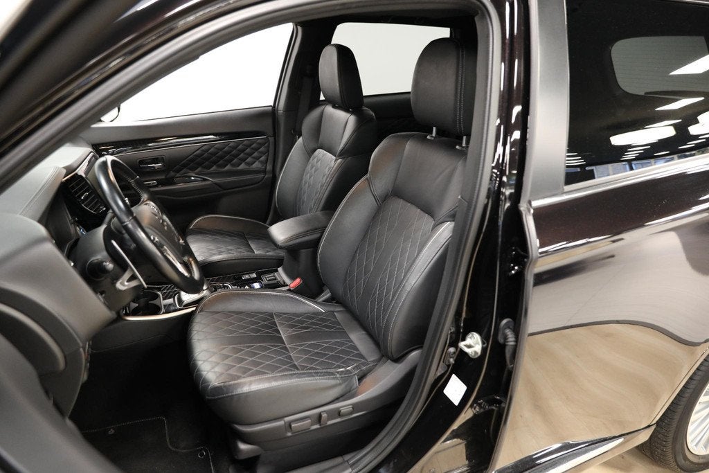 Mitsubishi Outlander 2.4 PHEV Instyle | Schuif- kanteldak |, Euro 6, 4 cilinders, 1865 kg, Zwart
