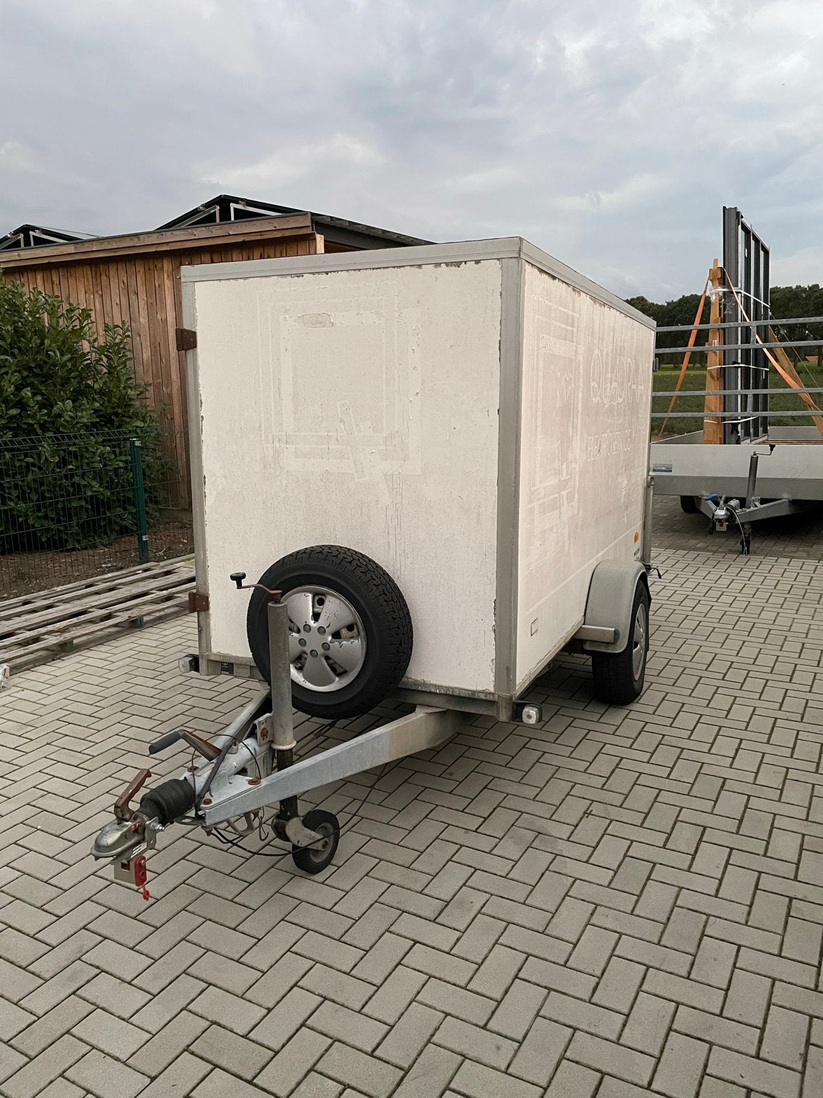 Hapert Gesloten Aanhangwagen met Opbergrek, Ophalen, Gebruikt
