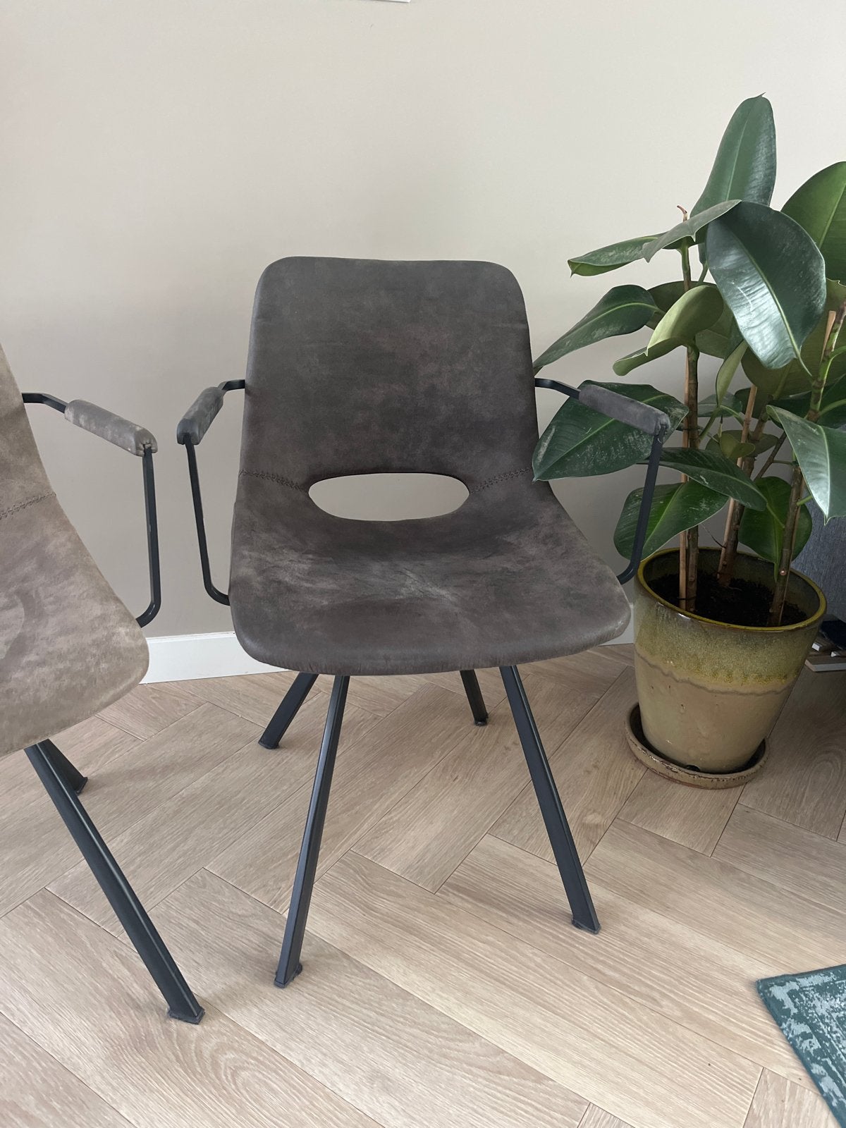 4 Eetkamerstoelen - 2x Licht Taupe, 2x Donker Taupe, Huis en Inrichting, Stoelen, Ophalen, Gebruikt, Overige kleuren, Vier