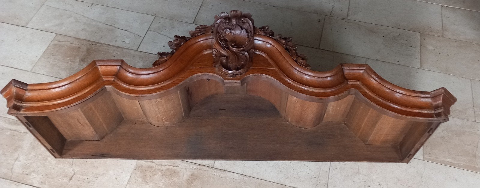 Antiek 18e eeuws gesneden houten ornament, kap van kabinet, Ophalen
