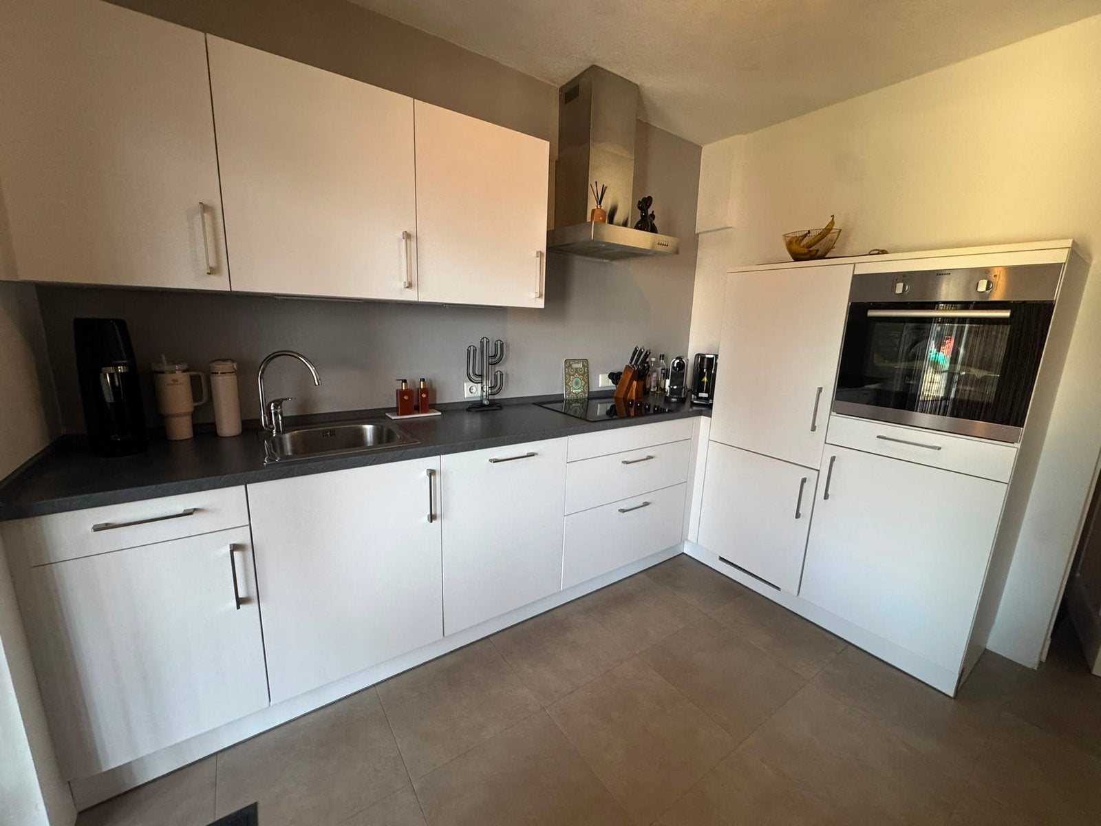 Moderne witte keuken met inbouwapperatuur, Huis en Inrichting, Keuken | Complete keukens, Ophalen, Gebruikt, Wit, Enkelwandige keuken