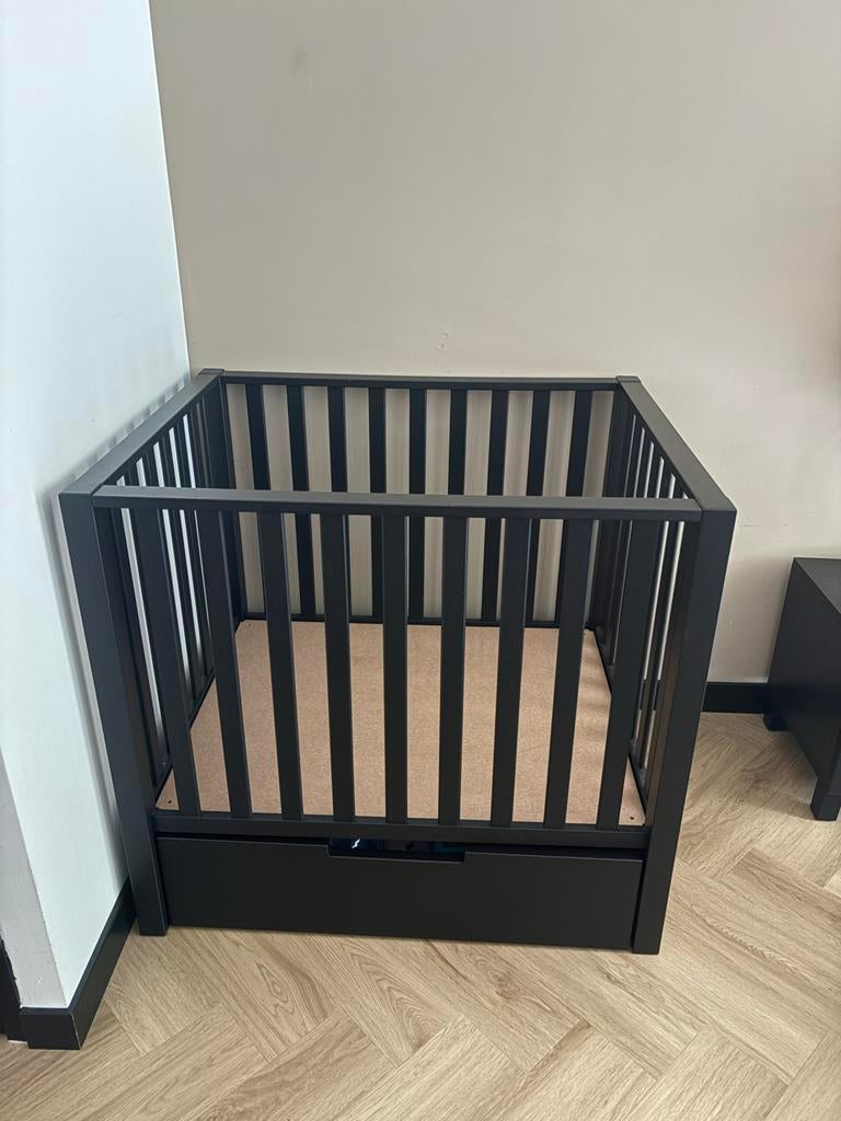 Zwarte Mees box met lade - Zo goed als nieuw, Kinderen en Baby's, Boxen, Ophalen, Zo goed als nieuw, Vierkant, Lade