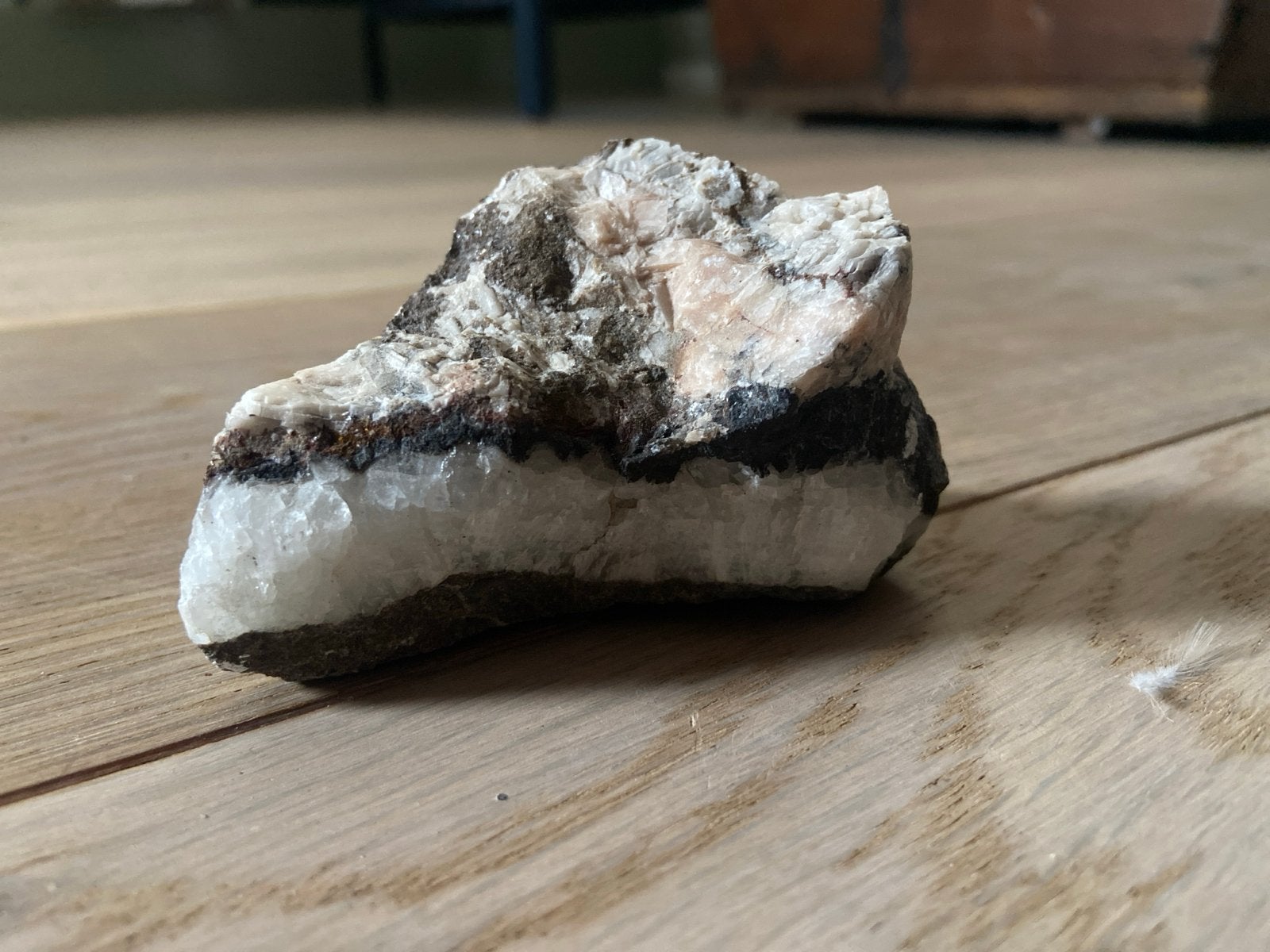 Uniek mineraal: kwarts en donker gesteente, Ophalen of Verzenden, Mineraal