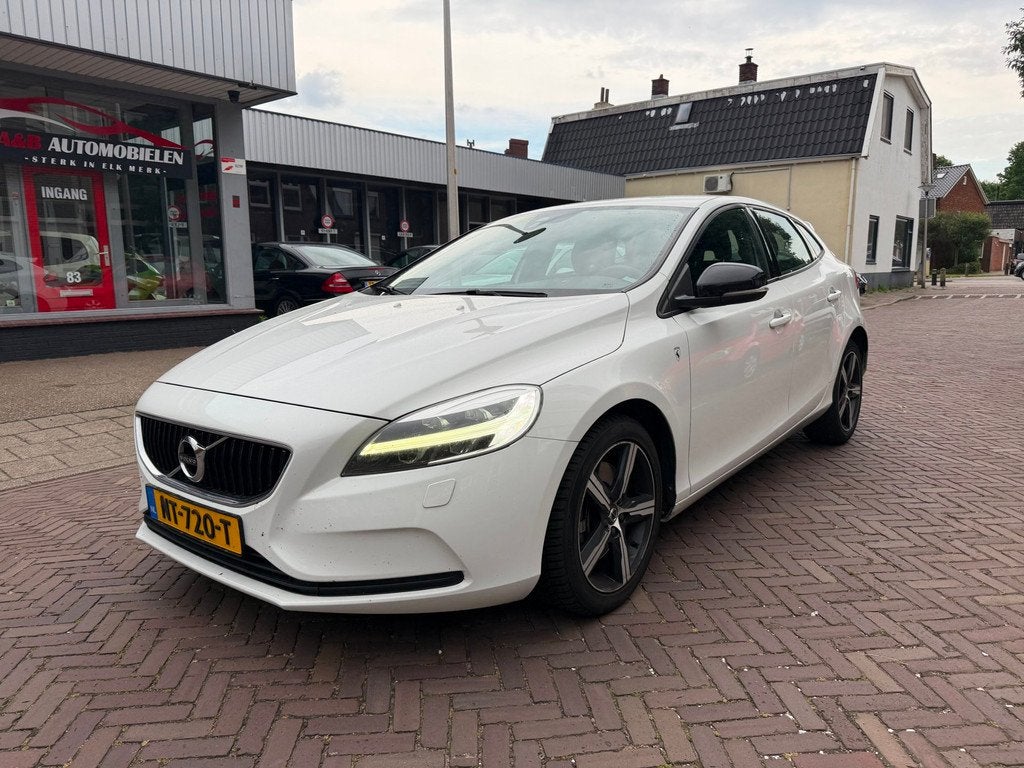 Volvo V40 2.0 D4 Nordic+, Auto's, Volvo, Gebruikt, Euro 6, Leder en Stof, Wit