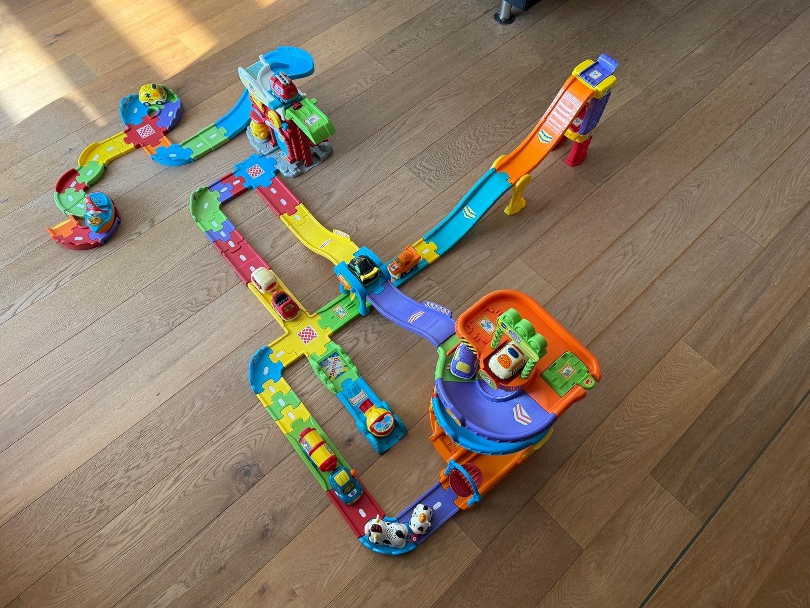 VTech Toet Toet Auto's Racebaan en Garage Speelset, Racebaan, Zelf te bouwen, Zo goed als nieuw, Elektrisch