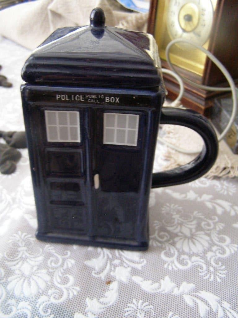 Docter Who Tardis als mok met deksel, blauw politiepost, Ophalen of Verzenden, Zo goed als nieuw, Tv, Beeldje, Replica of Model