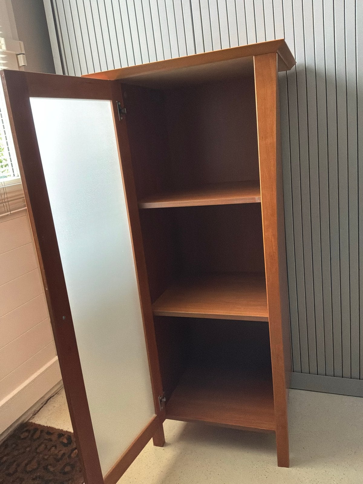 Houten kastje met glazen deur, Ophalen, Gebruikt