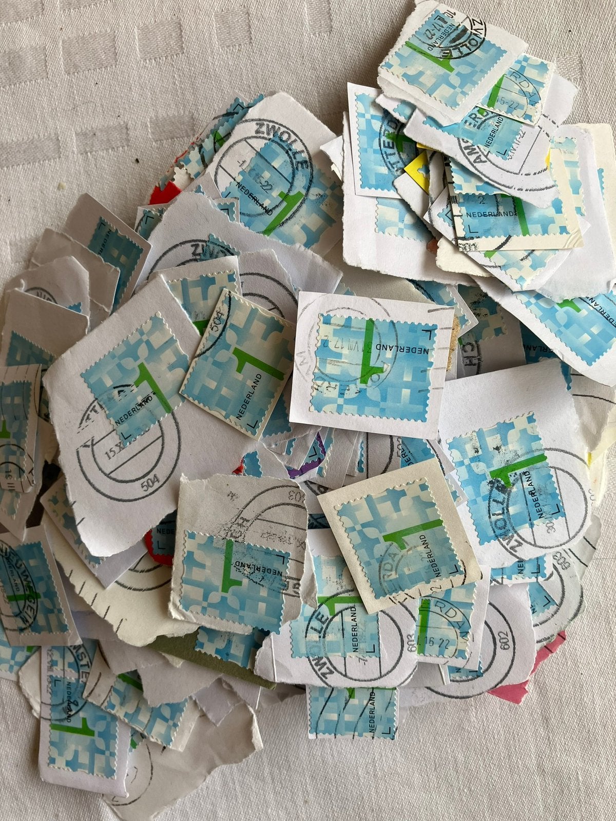 300 postzegels kilowaar blauw/groene 1 waarde gestempeld, Postzegels en Munten, Postzegels | Nederland, Ophalen of Verzenden, Na 1940