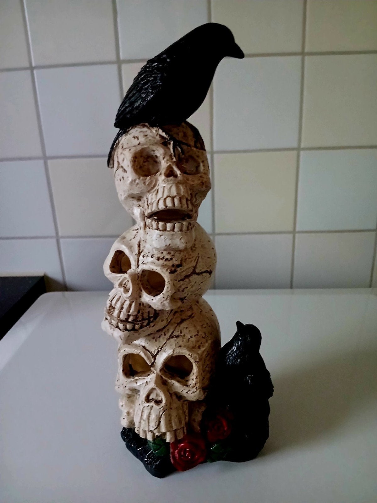 Decoratieve schedelstapel met raven en rozen, Ophalen, Gebruikt, Meerkleurig, Overige stijlen