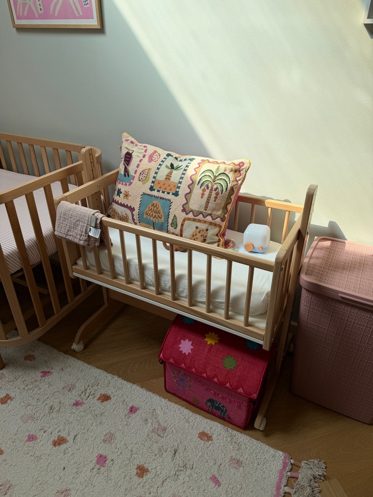 Houten Co-sleeper Wiegje met Verstelbare Hoogte en Wieltjes, Ophalen, Zo goed als nieuw, Wieg