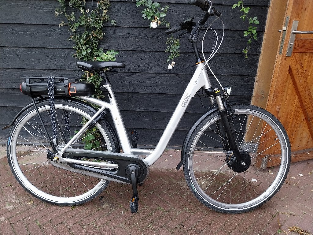 Elektrische dames fiets-Qwic Amsterdam-netjes onderhouden, Fietsen en Brommers, Zo goed als nieuw, 51 tot 55 cm, 50 km per accu of meer