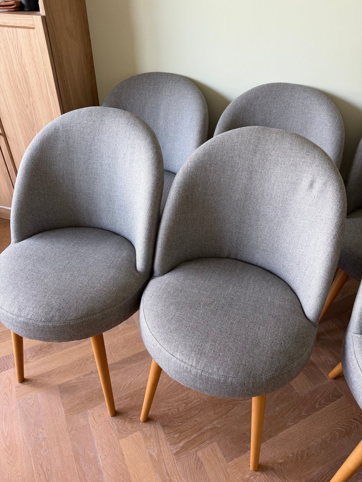 Set van 2, 4 of 6 grijze gestoffeerde eetkamerstoelen, Huis en Inrichting, Ophalen, Zo goed als nieuw, Grijs, Vijf, Zes of meer stoelen
