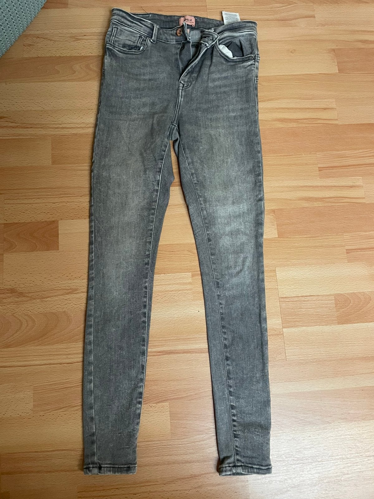 Skinny jeans. Grijs. Nieuw., Kleding | Dames, Spijkerbroeken en Jeans, Ophalen of Verzenden, Nieuw, Grijs, W27 (confectie 34) of kleiner