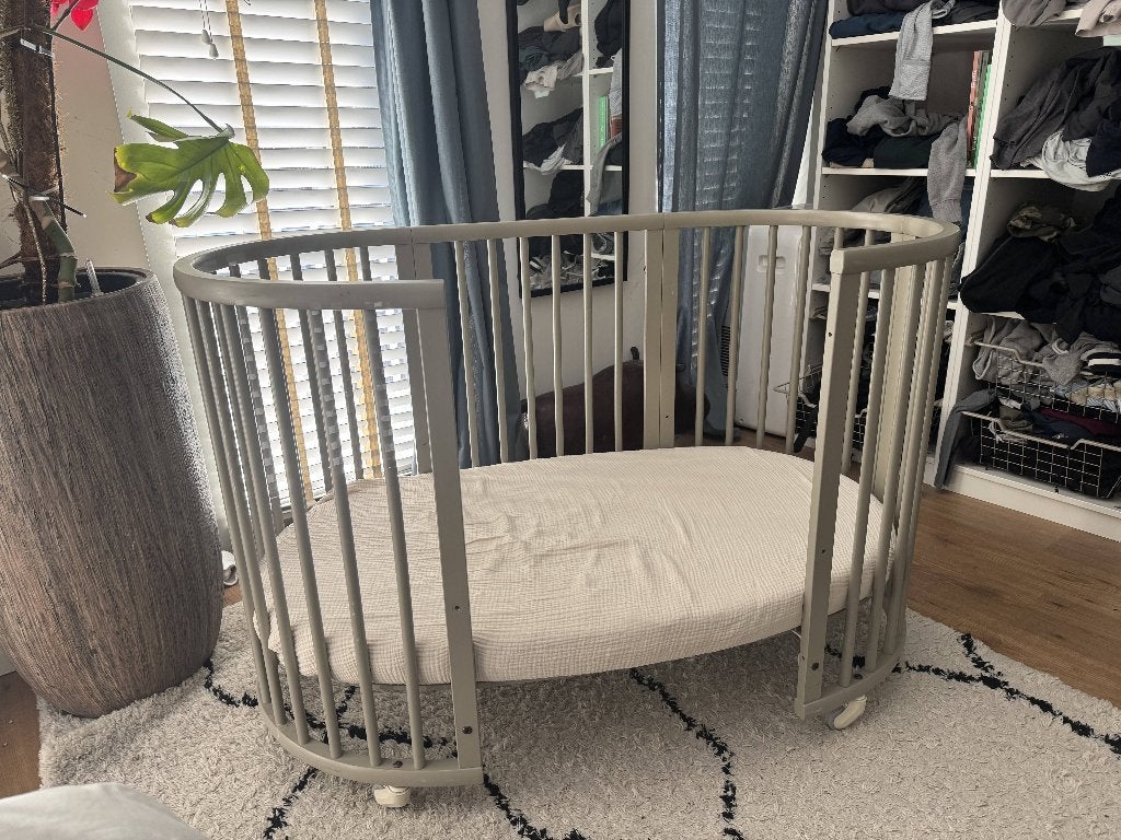 Stokke Sleepi Baby/Kinder meegroeibed - Grijs + Matras, Kinderen en Baby's, Gebruikt, Ophalen of Verzenden, Minder dan 140 cm