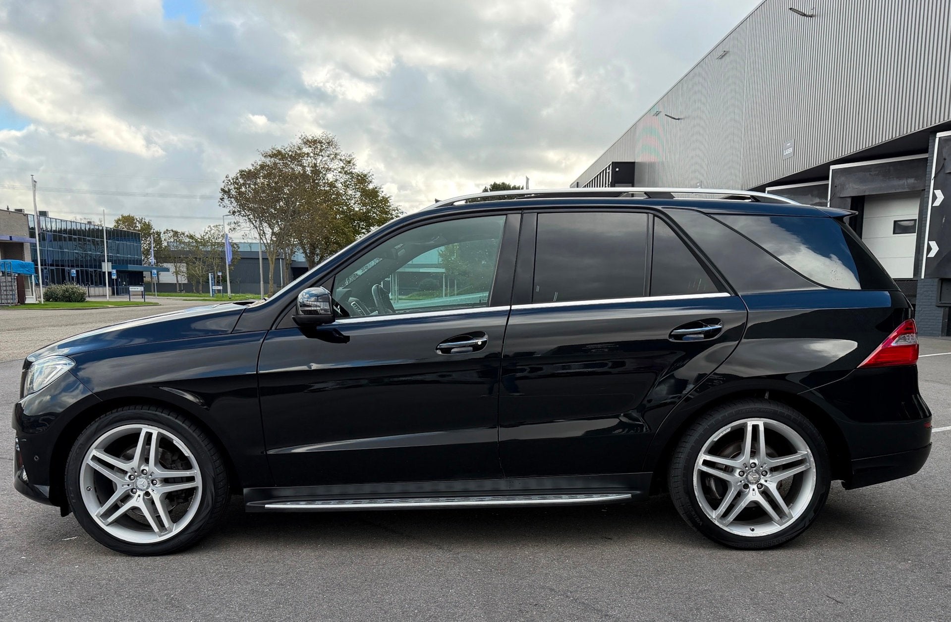 Mercedes-Benz M-klasse 350 AMG PAKKET PANO/BTW/360CAMERA/TRE, Auto's, Automaat, Gebruikt, Bedrijf, Diesel