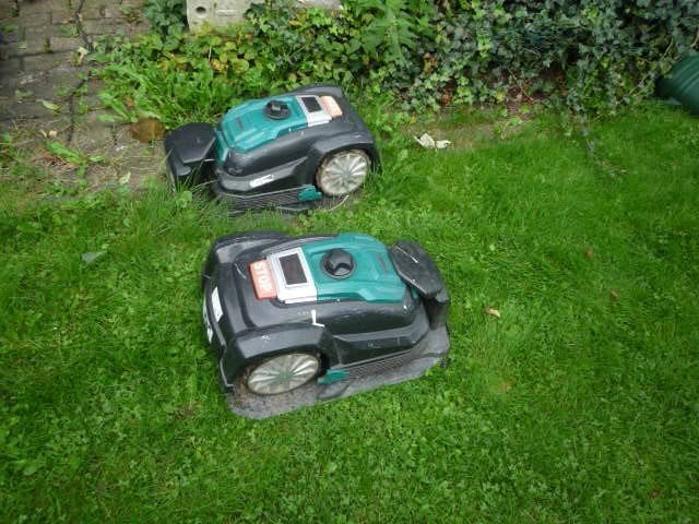 2 robotmaaiers Ferrex + laadstations voor de H.H's onder u !, Ophalen, Gebruikt, Minder dan 20 cm, Met regensensor