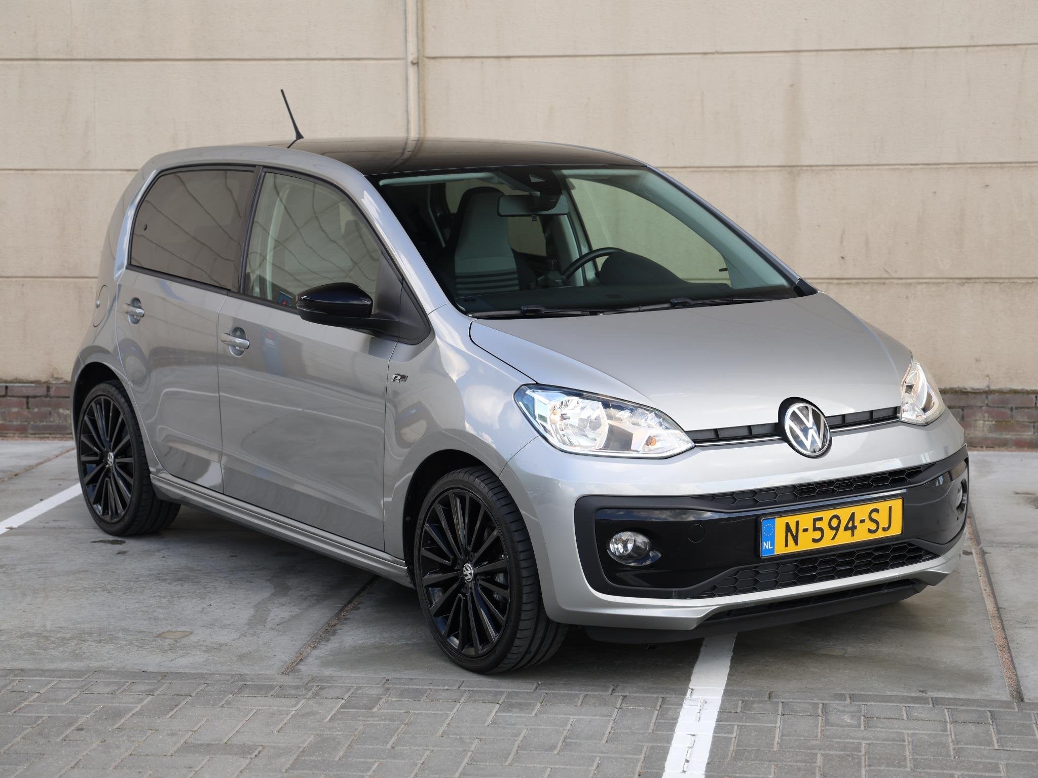 Volkswagen Up! 1.0 R-Line 65 pk | Cruise control | Camera |, Stof, Gebruikt, 4 stoelen, Origineel Nederlands