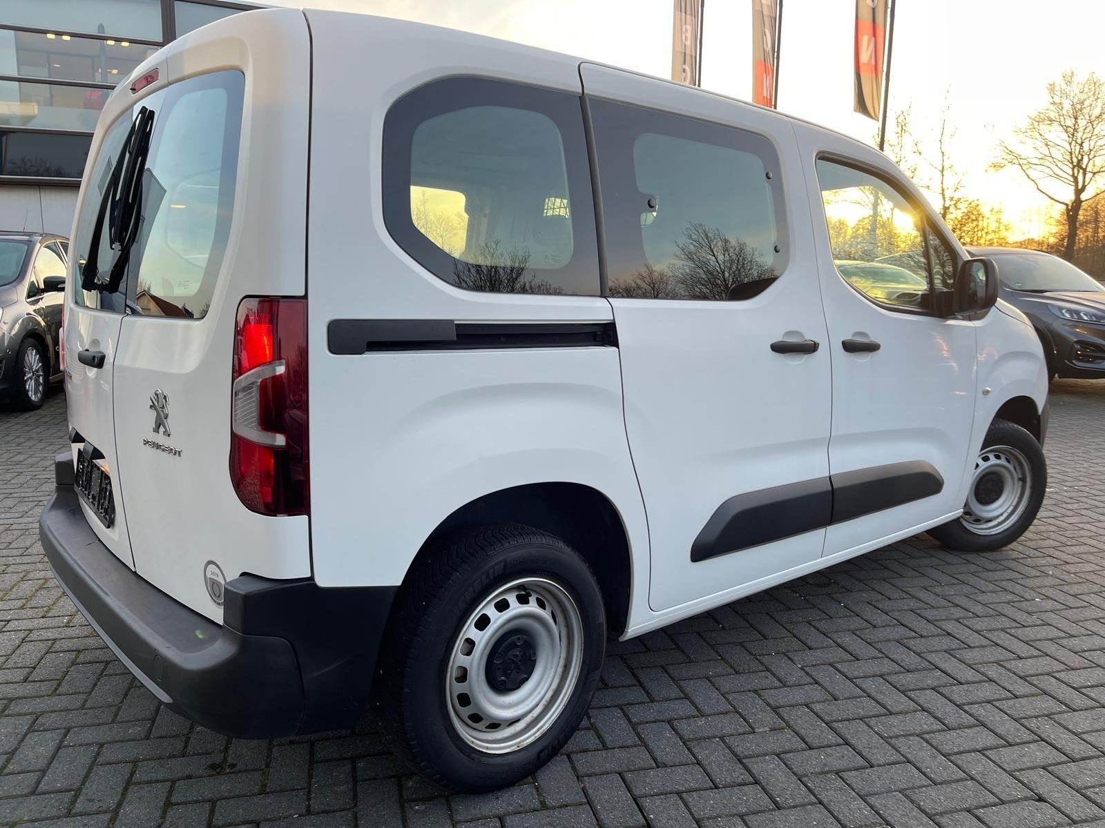 Peugeot Partner 1.2 PureTech Pro | | 16D km! | Dubbele Schui, Auto's, Voorwielaandrijving, Dealer onderhouden, Gebruikt, Wit