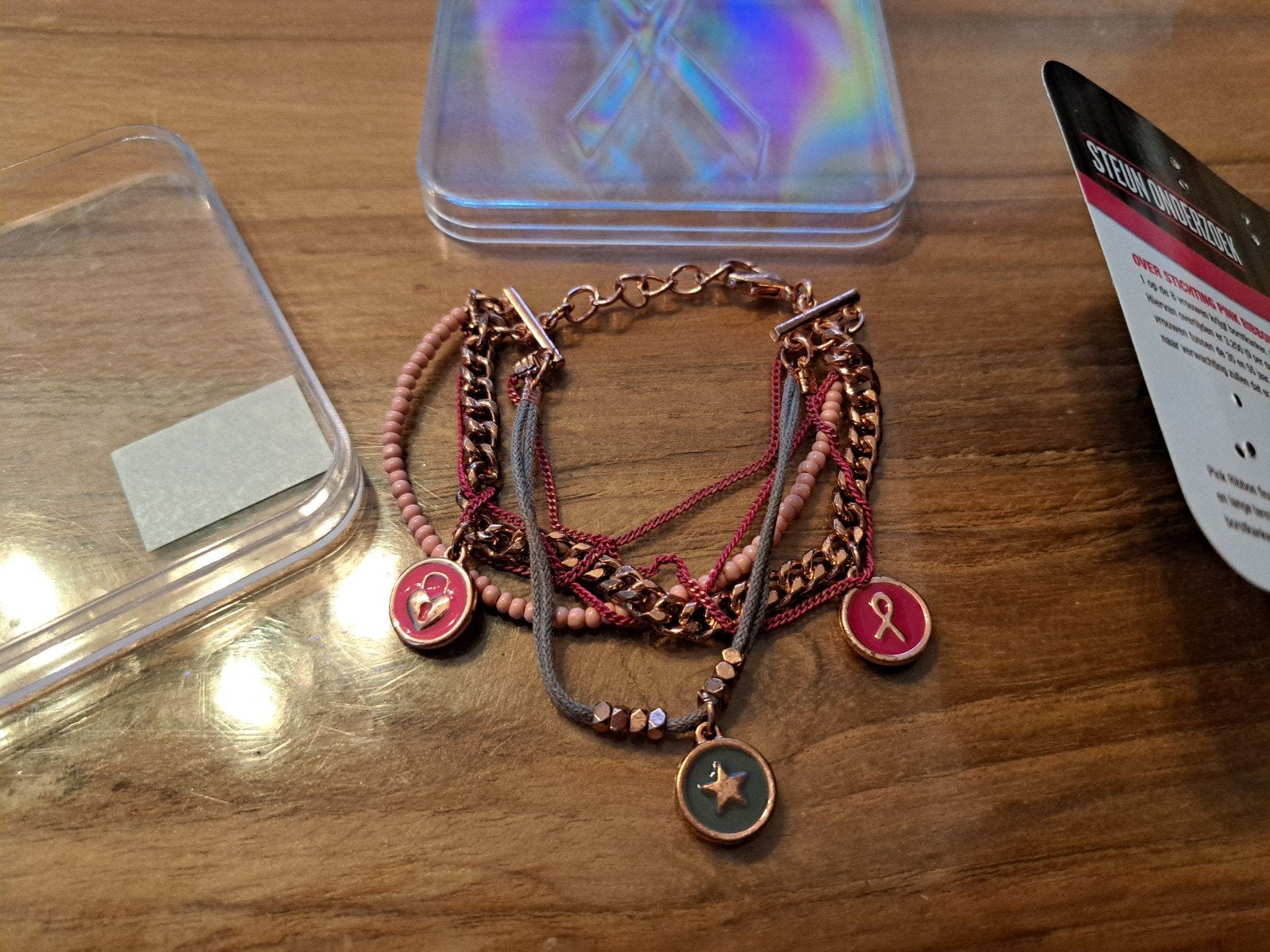 Roze armband met bedels en kralen - pink ribbon, Sieraden, Tassen en Uiterlijk, Armbanden, Overige materialen, Nieuw, Ophalen of Verzenden
