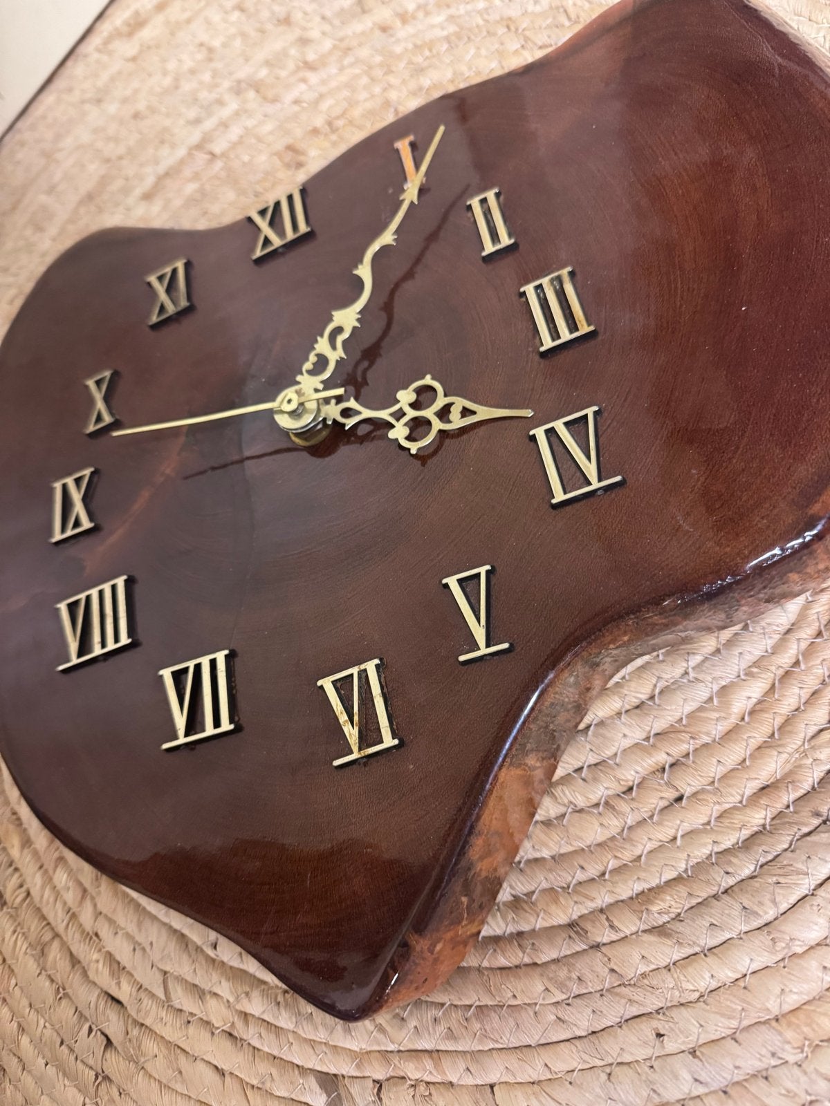 Unieke handgemaakte houten wandklok met Romeinse cijfers, Antiek en Kunst, Ophalen of Verzenden