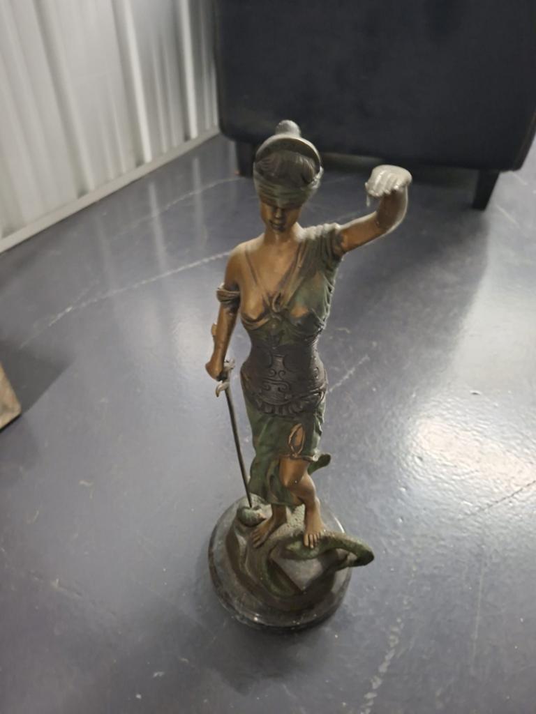 Bronzen beeld Vrouwe Justitia - Klassiek en gedetailleerd, Ophalen, 20 - 50 cm, Beeld, Bruin
