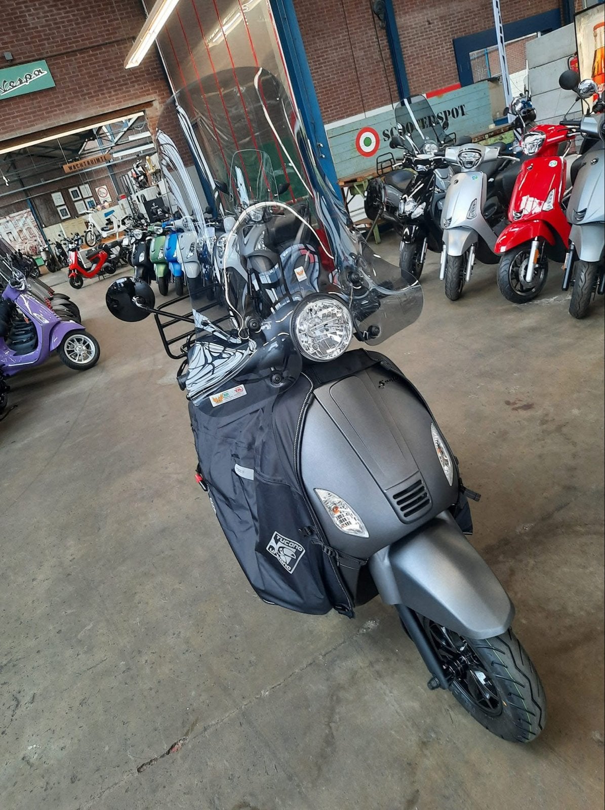 Mat Zwarte Santini Capri Scooter uit 2021, Ophalen, Zo goed als nieuw, Benzine