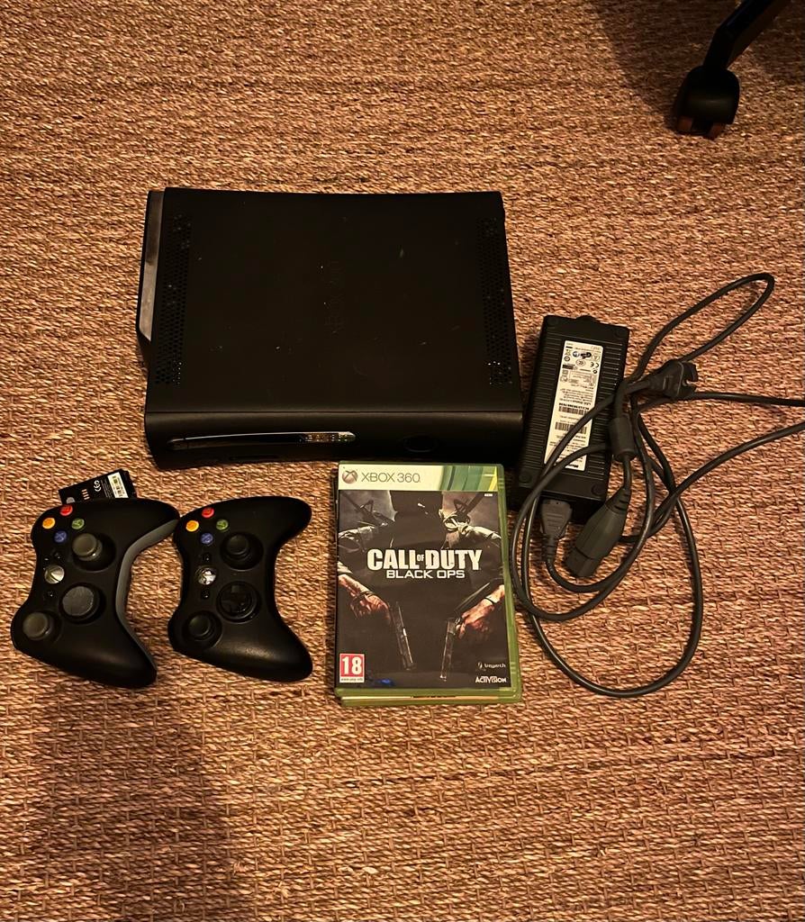 Xbox 360 met 2 controllers en Call of Duty: Black Ops, Ophalen, Gebruikt, Vanaf 18 jaar, Shooter