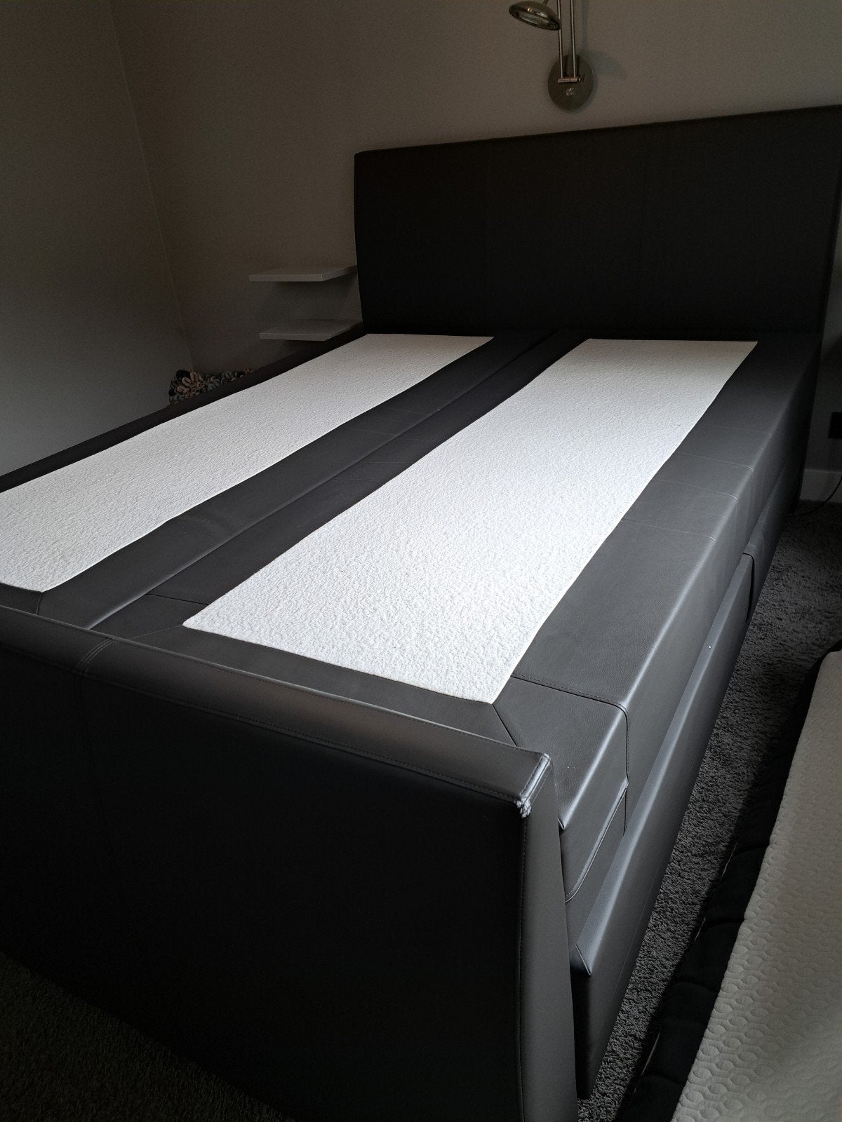 Boxspring 160x220 leerlook met elektrisch verstelbare bodem, Gebruikt, Zwart, Tweepersoons, Ophalen of Verzenden